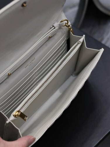 أيقونة الأنوثة شنطة سان لوران بسلسلة