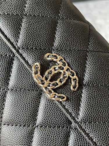 شنطة كلاتش كيلي السوداء بسلسلة ربيع - أسود