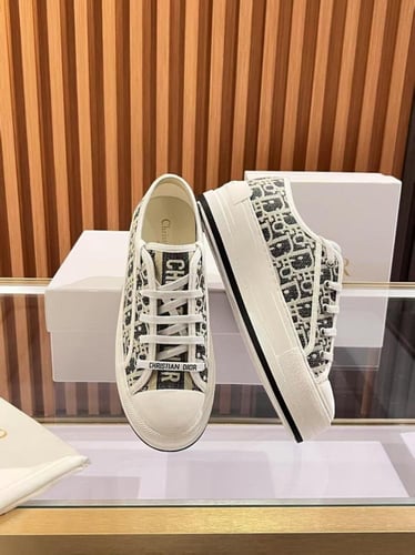 أحذية ديور النسائية الكاجوال المطرزة