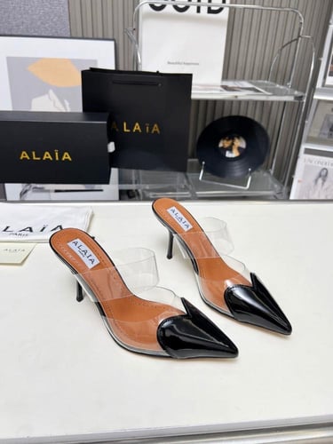 كعب عالي Alaïa بتصميم القلب