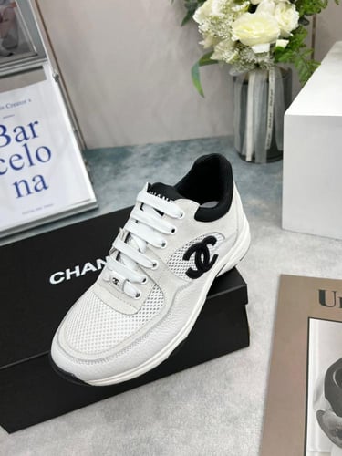 حذاء لو توب ترانير الرياضي من شانيل للجنسين