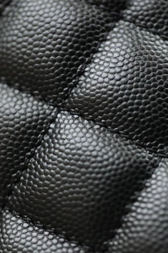 شنطه شانيل كافيار مبطنة باللون الأسود لمسة فينتاج...