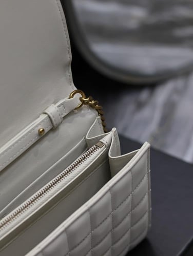 أيقونة الأنوثة شنطة سان لوران بسلسلة