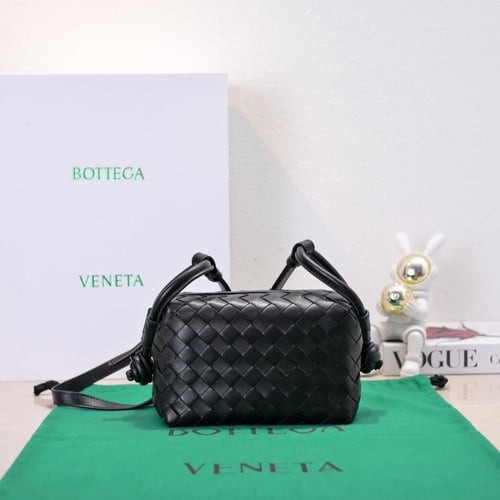 بوتيغا فينيتا شنطة كونسرت جلد مجدول مقاس 19