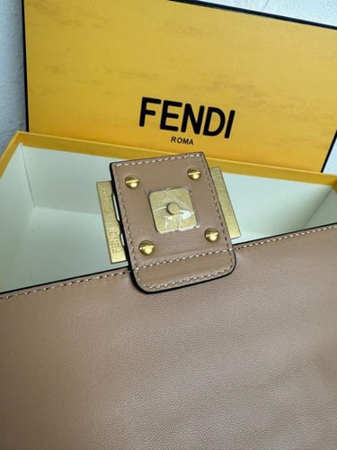 شنطة فيندي باغيت بقلاب بطبعة FF بني مع ذهبي