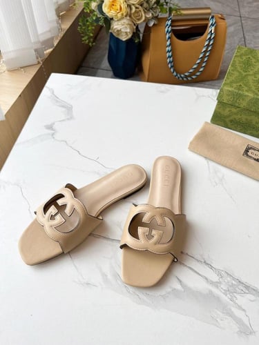 صندل جلد نسائي بشعار G المتشابك من Gucci