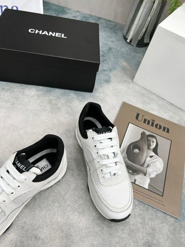 حذاء لو توب ترانير الرياضي من شانيل للجنسين