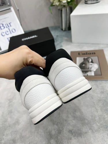 حذاء لو توب ترانير الرياضي من شانيل للجنسين