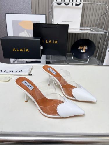 كعب عالي Alaïa بتصميم القلب