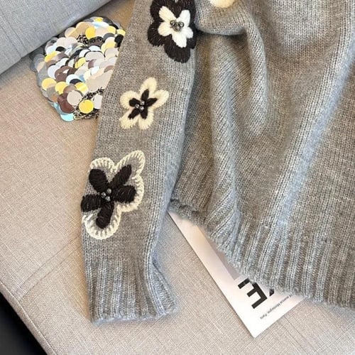 كنزة من الصوف المطرز بالزهور من شانيل