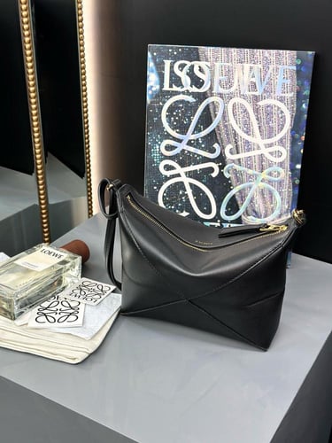 شنطة جلدية على شكل لغز من لويفي