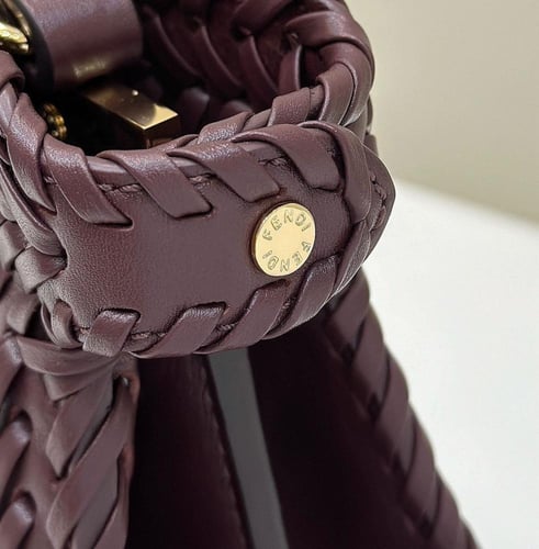 شنطة فندي نسائية بجلد فاخر Fendi- برغندي