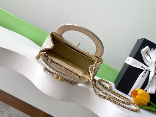 شنطة شانيل من جلد عجل صغيرة