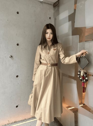 فستان برادا تصميم من القطن والحرير مع حزام جلدي وش...