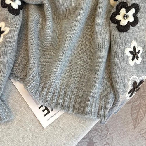 كنزة من الصوف المطرز بالزهور من شانيل