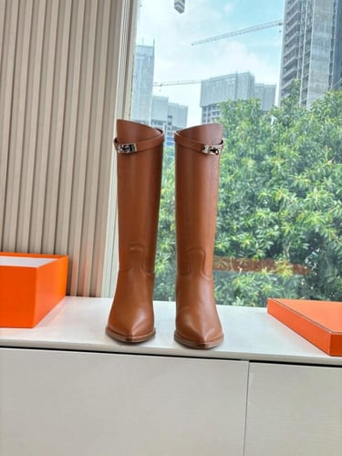 بوت جلدي فاخر بلمسة فخامة خالدة من هيرميس