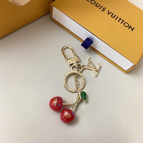 ميدالية LV كرزية مرحة