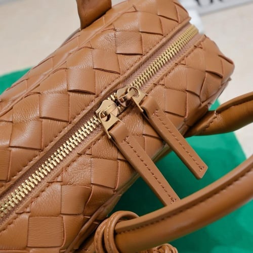 شنطه بوتيغا فينيتا المربعة الصغيرة تصميم عصري