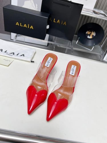 كعب عالي Alaïa بتصميم القلب