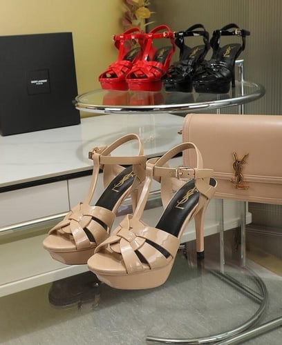 كعب نسائي بكعب عالٍ من سان لوران