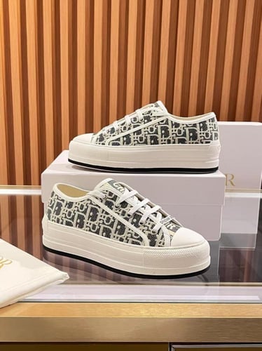 أحذية ديور النسائية الكاجوال المطرزة