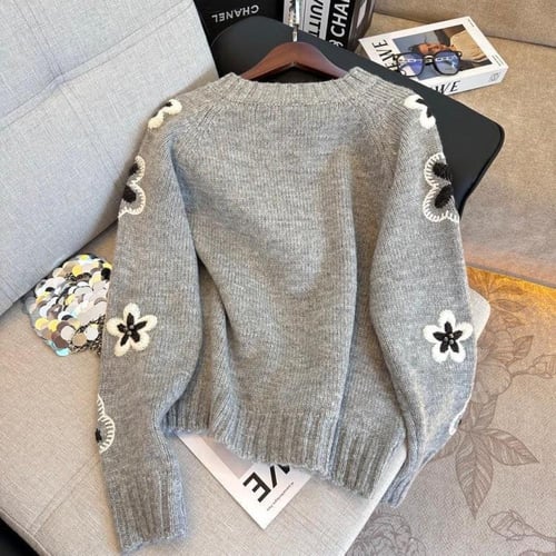 كنزة من الصوف المطرز بالزهور من شانيل