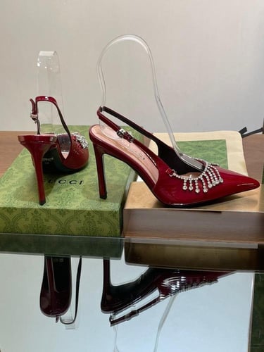 كعب نسائي فاخر Gucci بجلد لامع عنابي