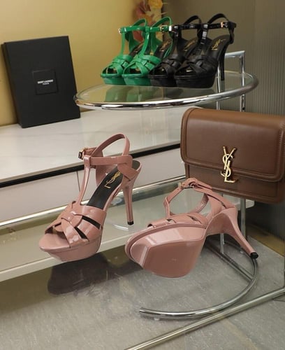 كعب نسائي بكعب عالٍ من سان لوران