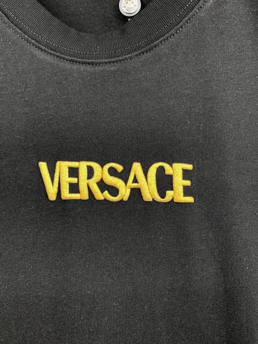 تيشيرت فيرزاتشي الفاخر بشعار ذهبي مطرز