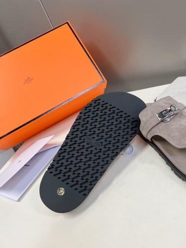 صندل هيرميس مصنوع من مخمل فاخر