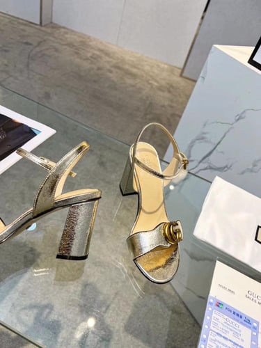 صندل قوتشي جلدي باللون الذهبي المعدني