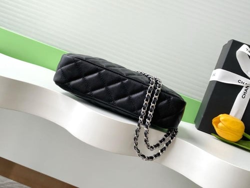 شنطة كتف شانيل بسلسلة وتأثير مبطن