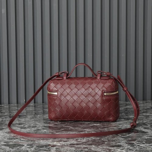 شنطة مجدولة من بوتيغا باللون البرغندي الساحر