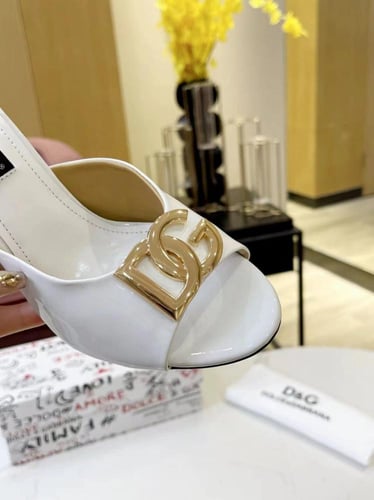 حذاء DG مفتوح من الأمام من الجلد اللامع