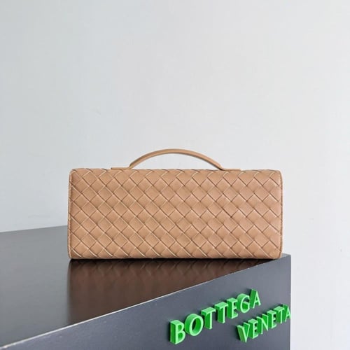 كلاتش نسائي Bottega Veneta بجلد إنتريتشياتو المضفّ...