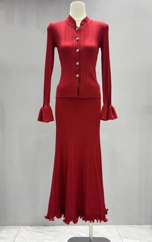 طقم بلوزة وتنورة ميدي محبوكة حمراء من سيلف بورتريه