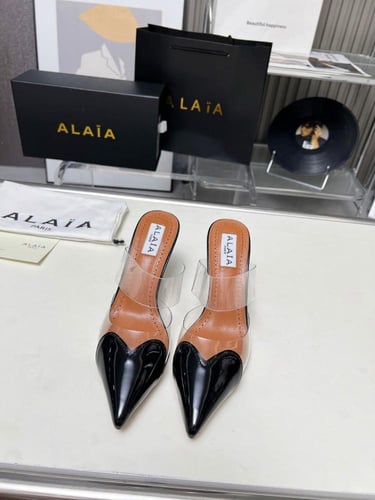 كعب عالي Alaïa بتصميم القلب