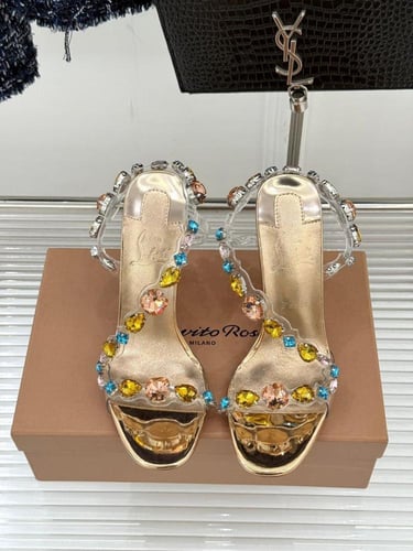 صندل روزا زي من كريستيان لوبوتان