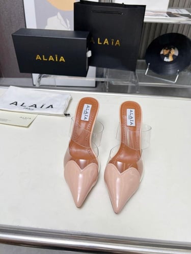كعب عالي Alaïa بتصميم القلب