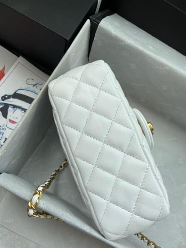 حقيبة شانيل باريس بالقفل الذهبي