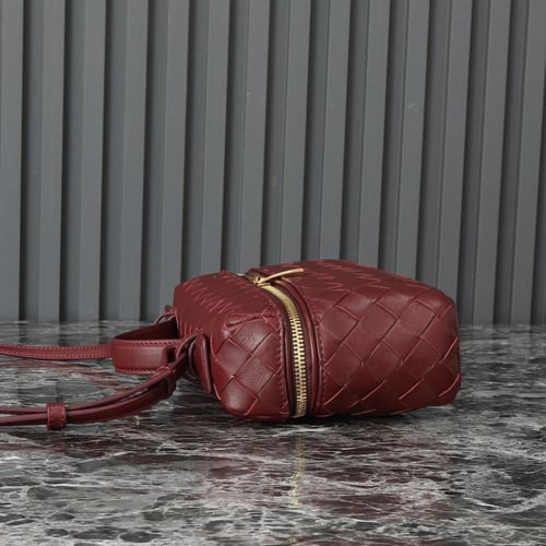 شنطة مجدولة من بوتيغا باللون البرغندي الساحر