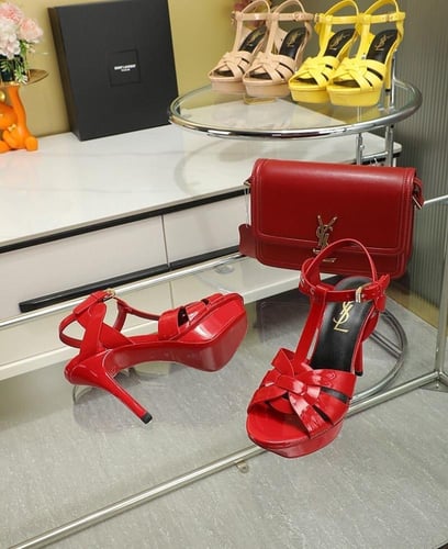 كعب نسائي بكعب عالٍ من سان لوران