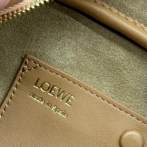 شنطة من لويفي مستوحى من جلد نابا اللامع