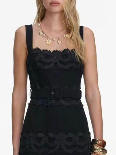 فستان ساندرو أسود من الكريب تصميم بفيونكة كروشيه