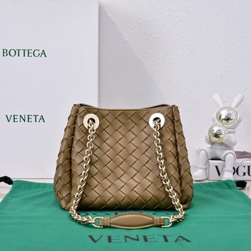 بوتيغا فينيتا شنطة باراشوت مجدولة