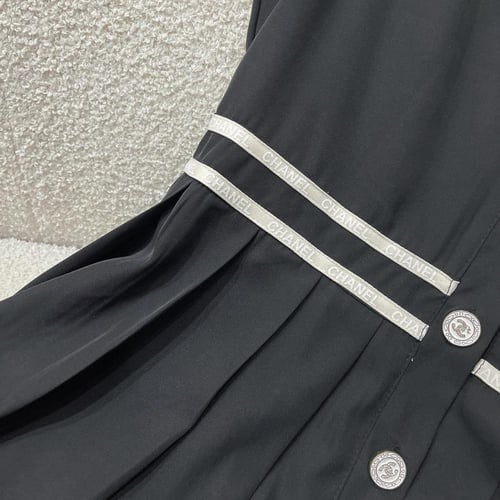 فستان شانيل أسود بتصميم كلاسيكي