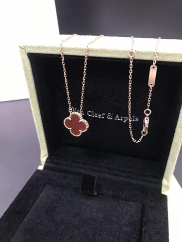 عقد ماجيك ألامبرويل بقطعة زخرفية