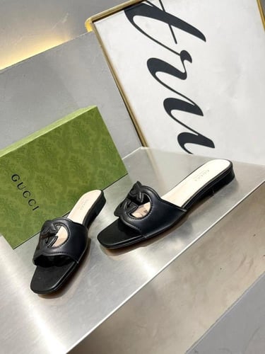 صندل جلد نسائي بشعار G المتشابك من Gucci