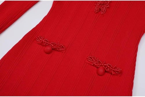 فستان سيلف بورتريه المحبوك بتطريز اللؤلؤ الأحمر