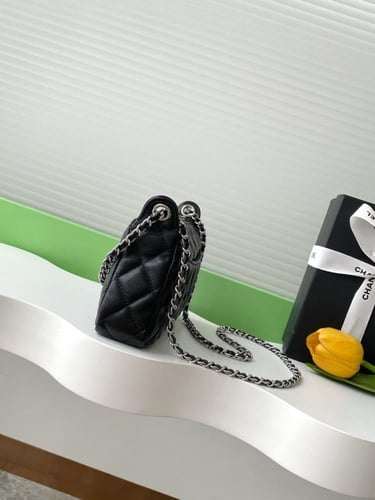 شنطة كتف شانيل بسلسلة وتأثير مبطن